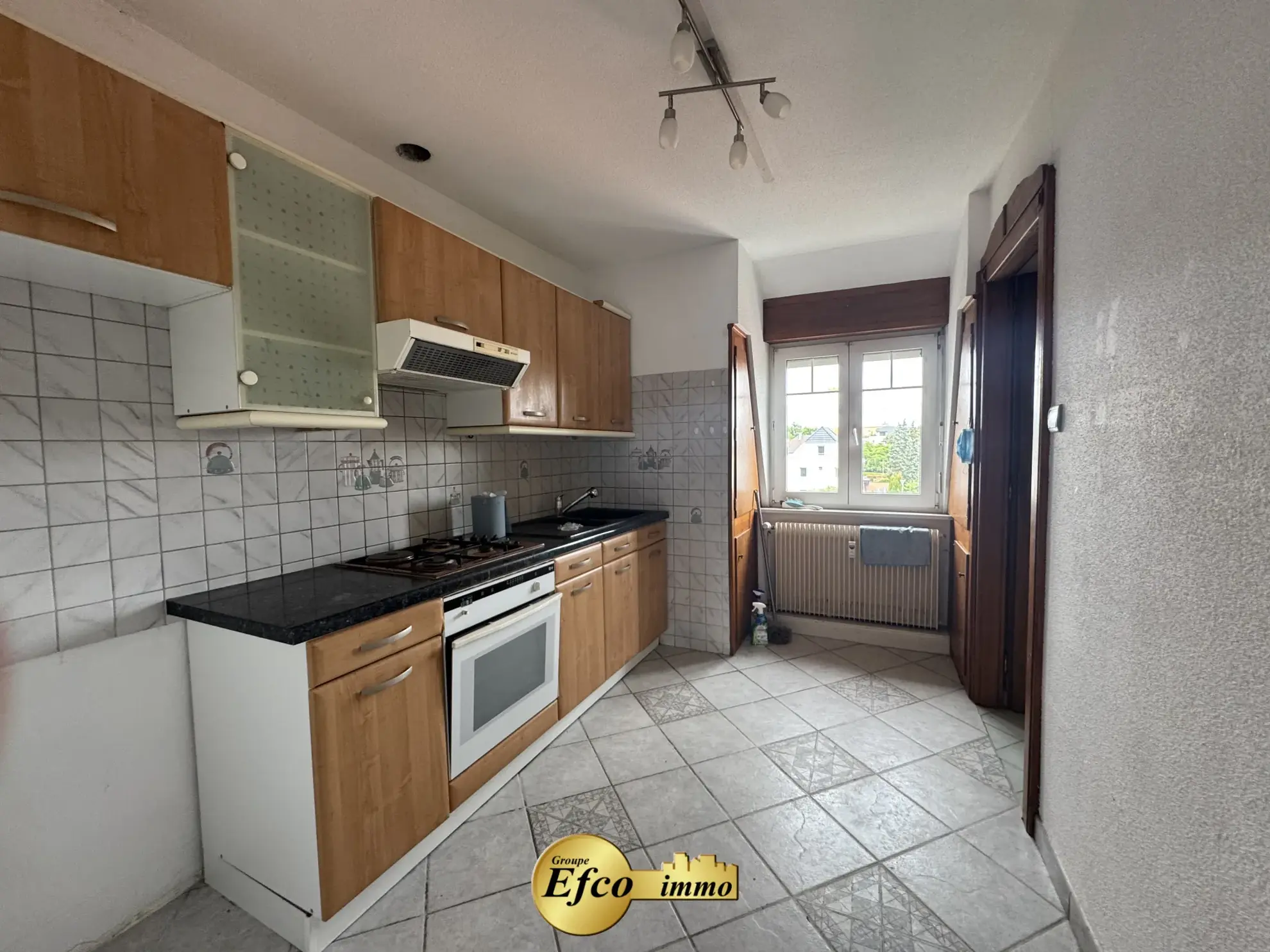 Appartement duplex à rénover à St Louis - 76 m² avec deux chambres 