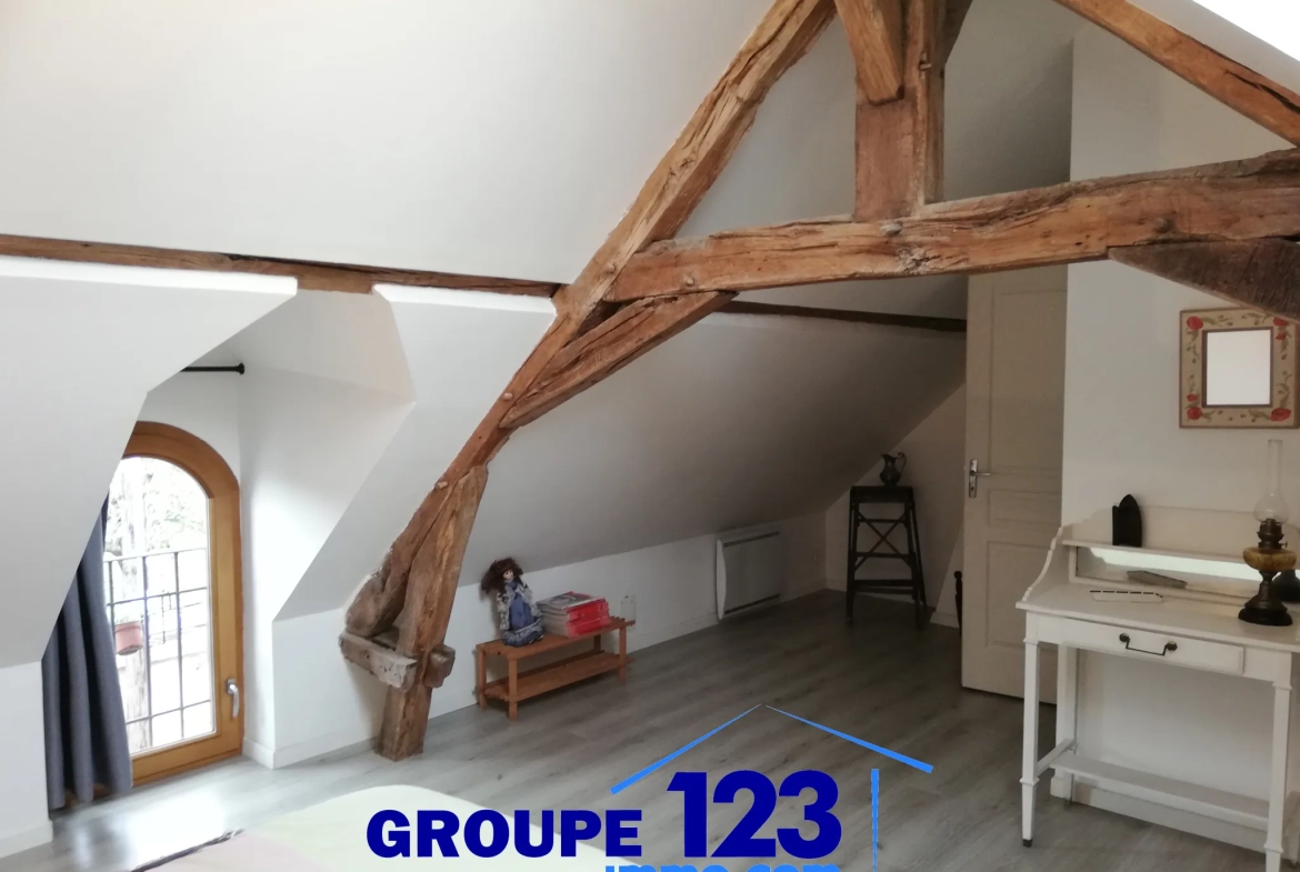 Charmante maison de plain-pied avec jardin dans un village proche de Paris 