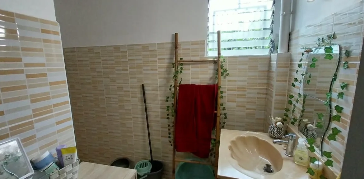 Appartement F3 loué avec loggia et parking à Fort-de-France - Secteur calme 