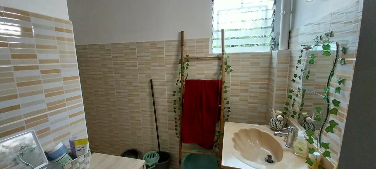 Appartement F3 loué avec loggia et parking à Fort-de-France - Secteur calme 