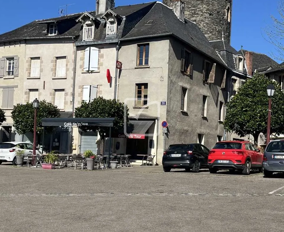 Immeuble de rapport à vendre à Allassac avec local commercial et appartement loué 