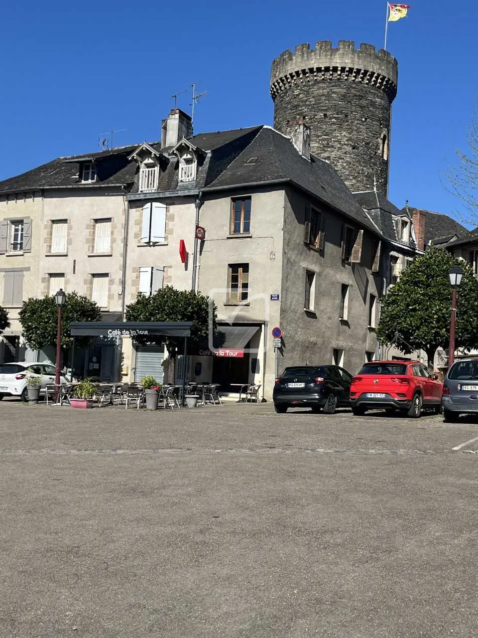 Immeuble de rapport à vendre à Allassac avec local commercial et appartement loué 