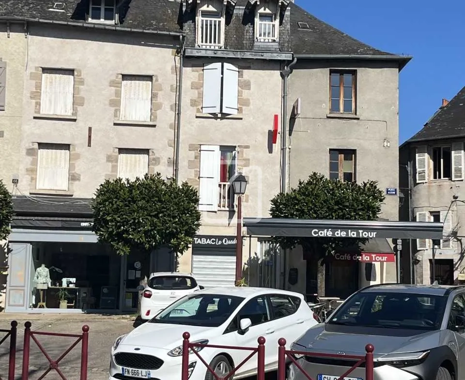 Immeuble de rapport à vendre à Allassac avec local commercial et appartement loué 