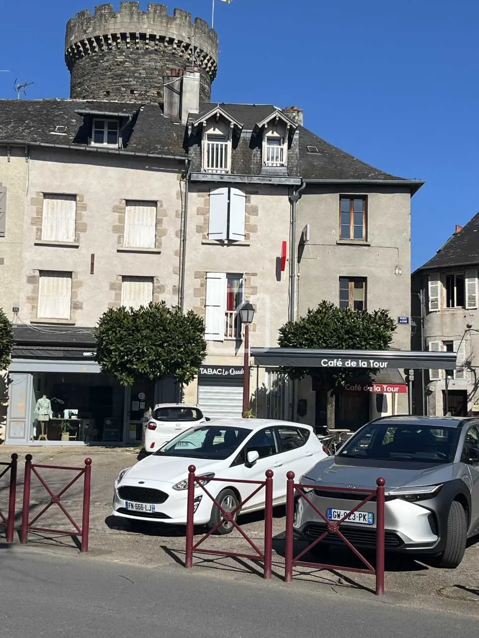 Immeuble de rapport à vendre à Allassac avec local commercial et appartement loué 
