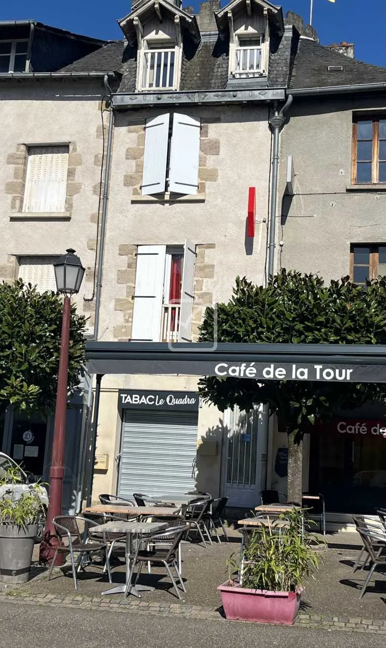 Immeuble de rapport à vendre à Allassac avec local commercial et appartement loué 