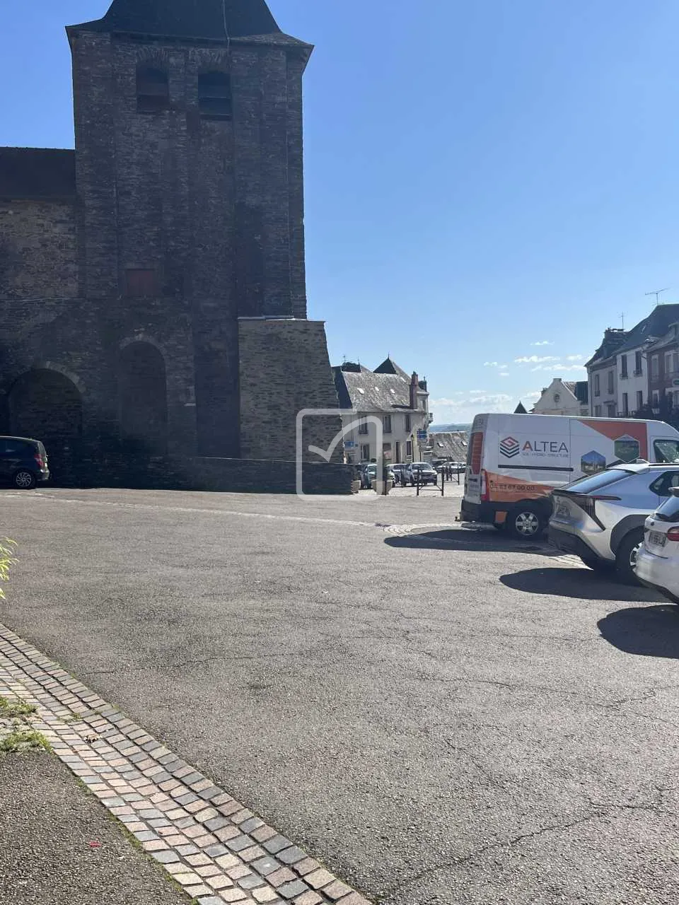 Immeuble de rapport à vendre à Allassac avec local commercial et appartement loué 