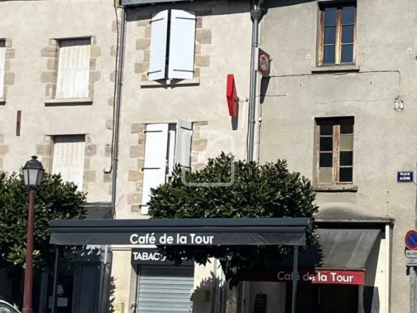 Immeuble de rapport à vendre à Allassac avec local commercial et appartement loué