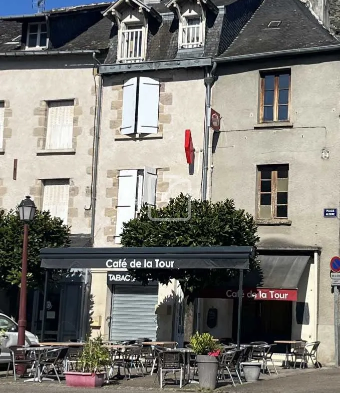 Immeuble de rapport à vendre à Allassac avec local commercial et appartement loué 