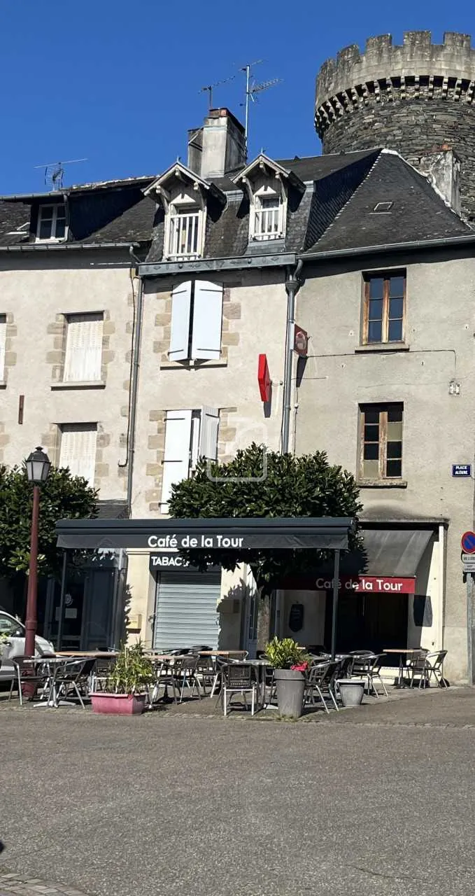 Immeuble de rapport à vendre à Allassac avec local commercial et appartement loué 