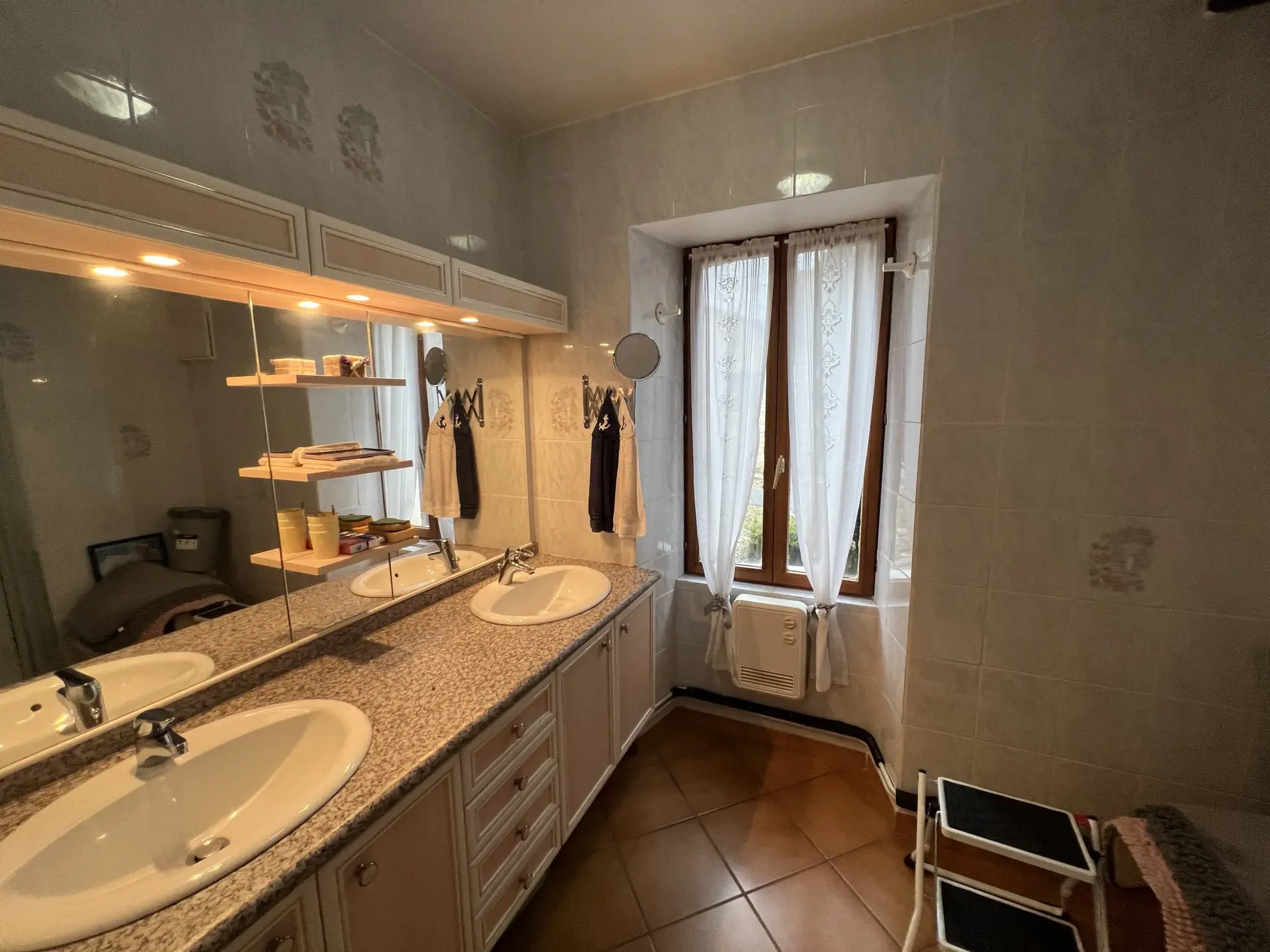 Belle maison rénovée avec grand terrain et dépendances à Fulvy proche Montbard et Dijon 