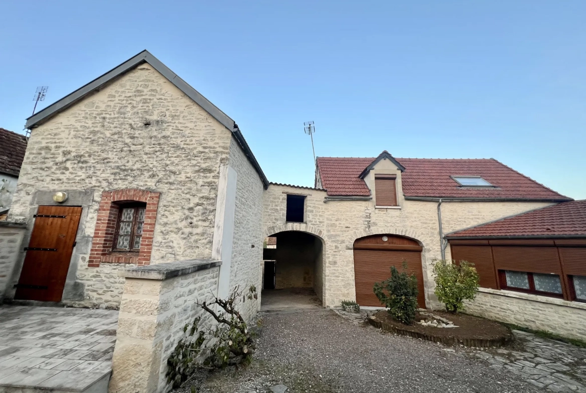 Belle maison rénovée avec grand terrain et dépendances à Fulvy proche Montbard et Dijon 