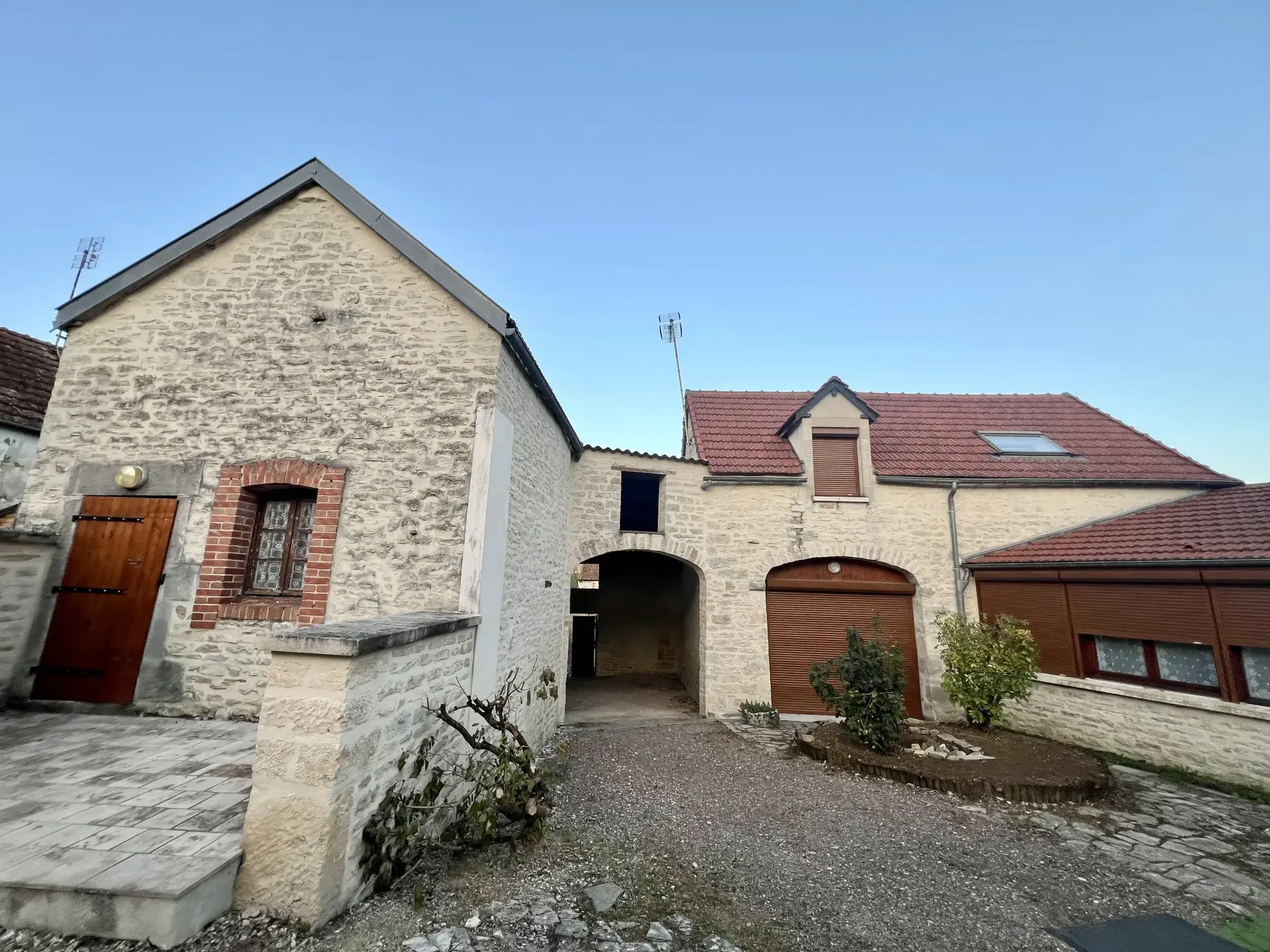 Belle maison rénovée avec grand terrain et dépendances à Fulvy proche Montbard et Dijon 