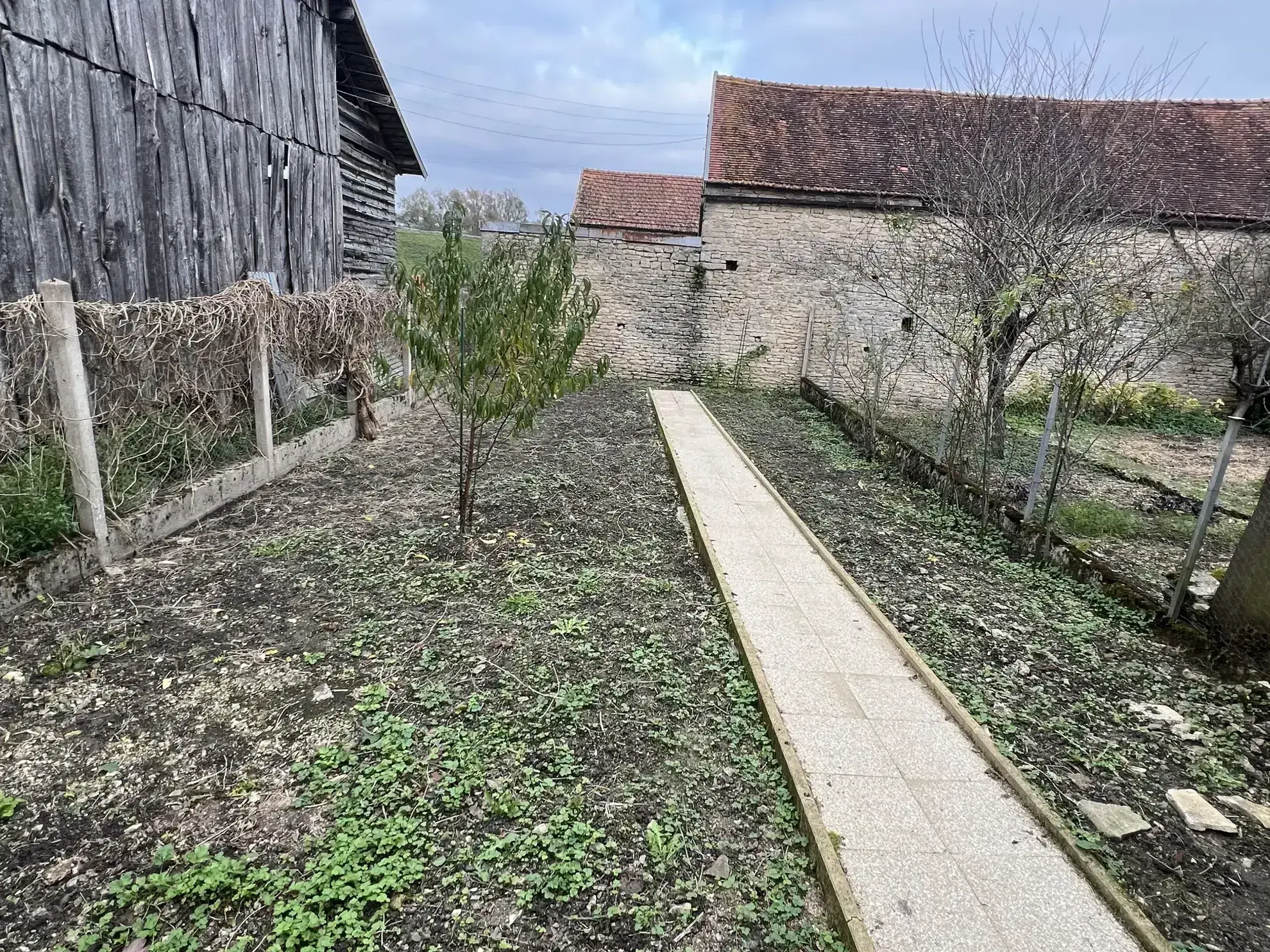 Belle maison rénovée avec grand terrain et dépendances à Fulvy proche Montbard et Dijon 