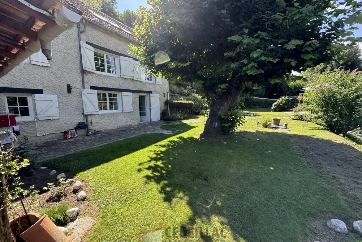 Maison à Joursac avec grand terrain et Cachet traditionnel - 189 000 € 
