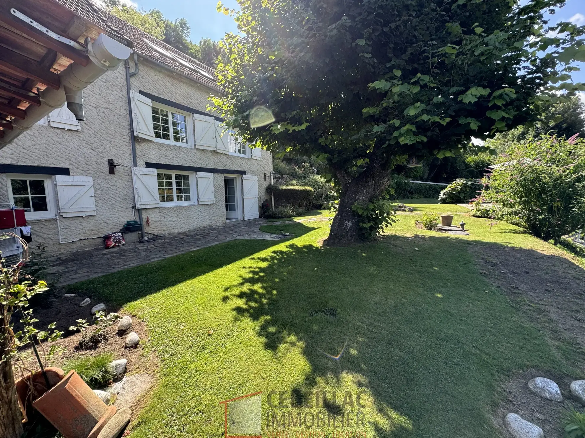 Maison à Joursac avec grand terrain et Cachet traditionnel - 189 000 € 