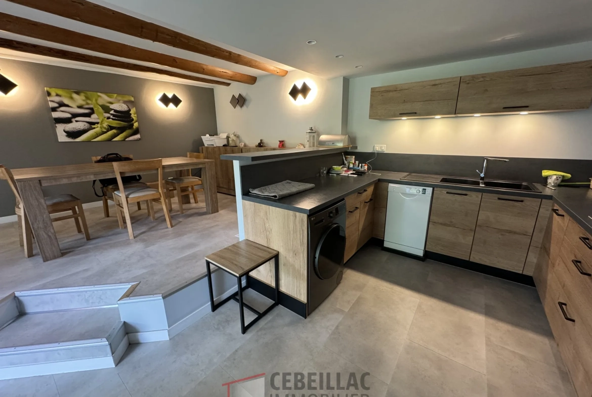 Maison à Joursac avec grand terrain et Cachet traditionnel - 189 000 € 