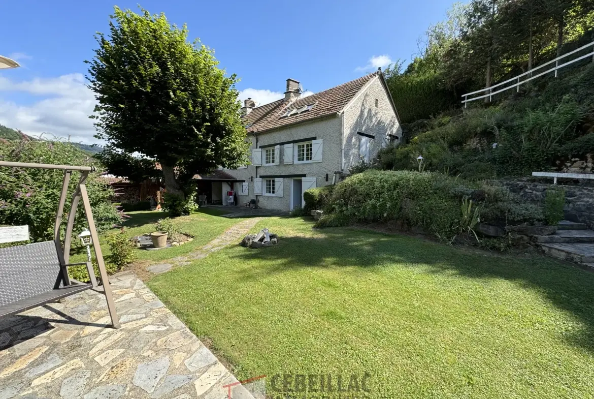 Maison à Joursac avec grand terrain et Cachet traditionnel - 189 000 € 