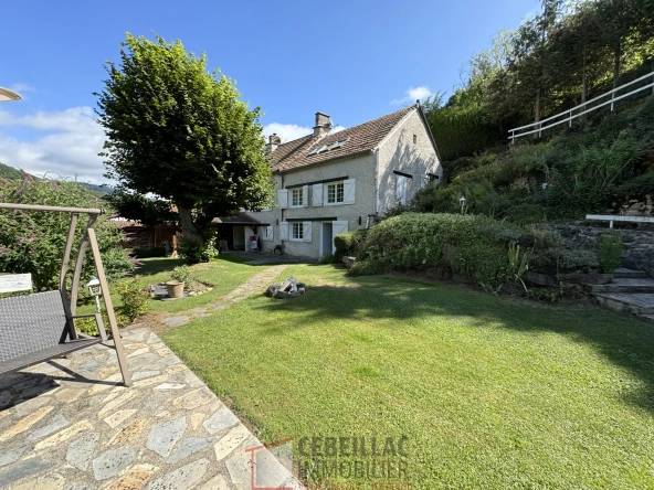 Maison à Joursac avec grand terrain et Cachet traditionnel - 189 000 €