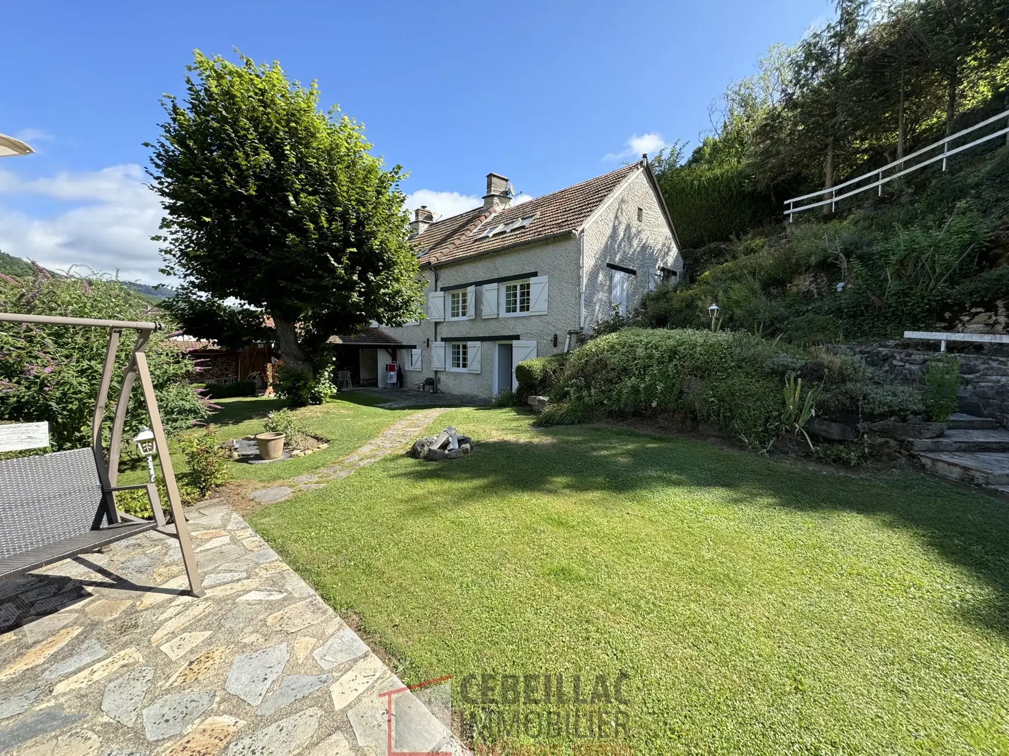 Maison à Joursac avec grand terrain et Cachet traditionnel - 189 000 € 