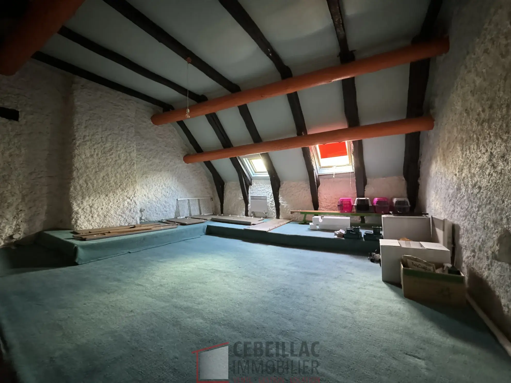 Maison à Joursac avec grand terrain et Cachet traditionnel - 189 000 € 