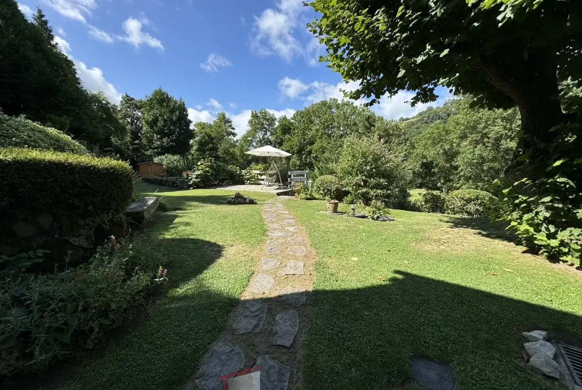 Maison à Joursac avec grand terrain et Cachet traditionnel - 189 000 € 