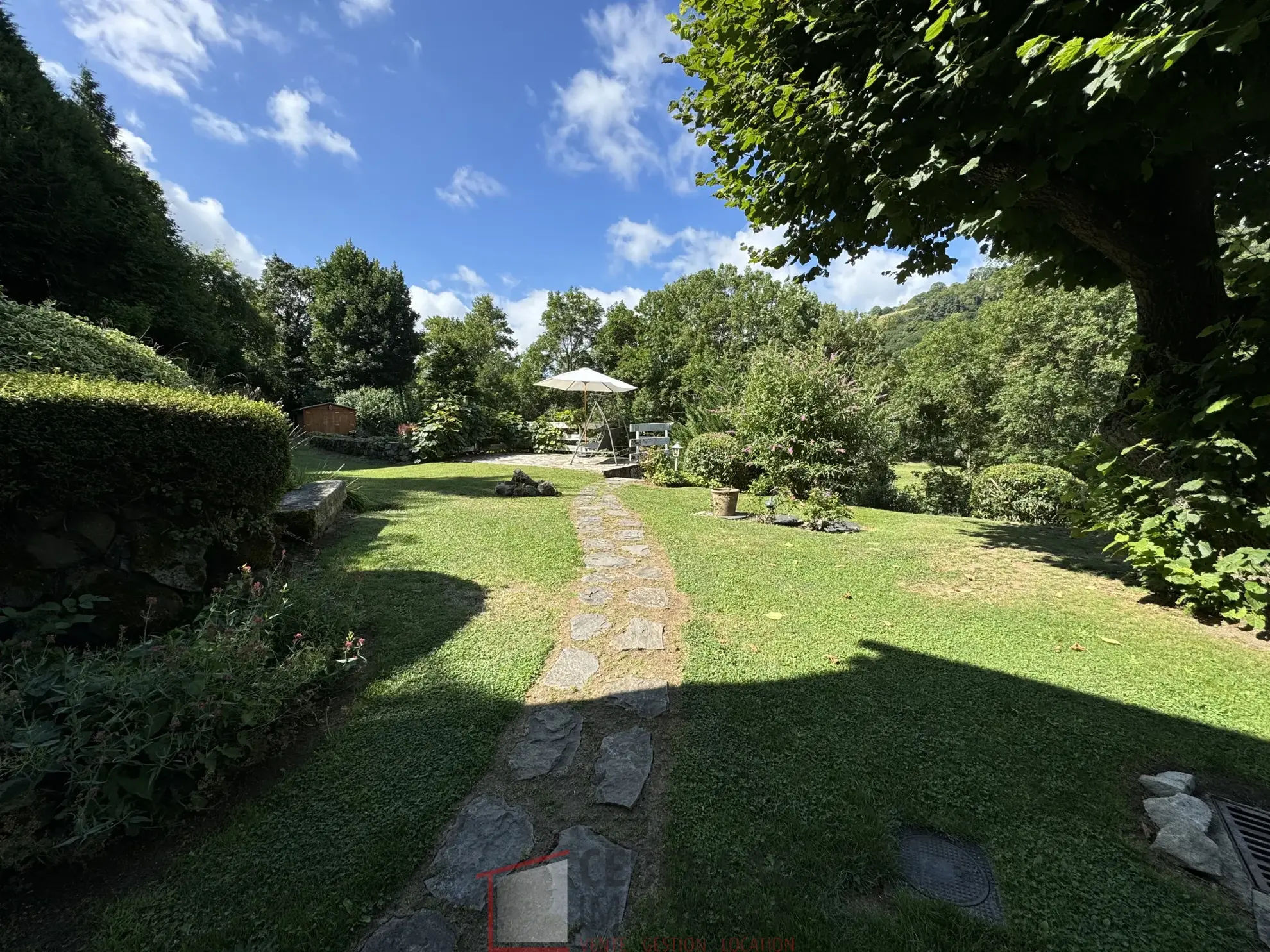 Maison à Joursac avec grand terrain et Cachet traditionnel - 189 000 € 