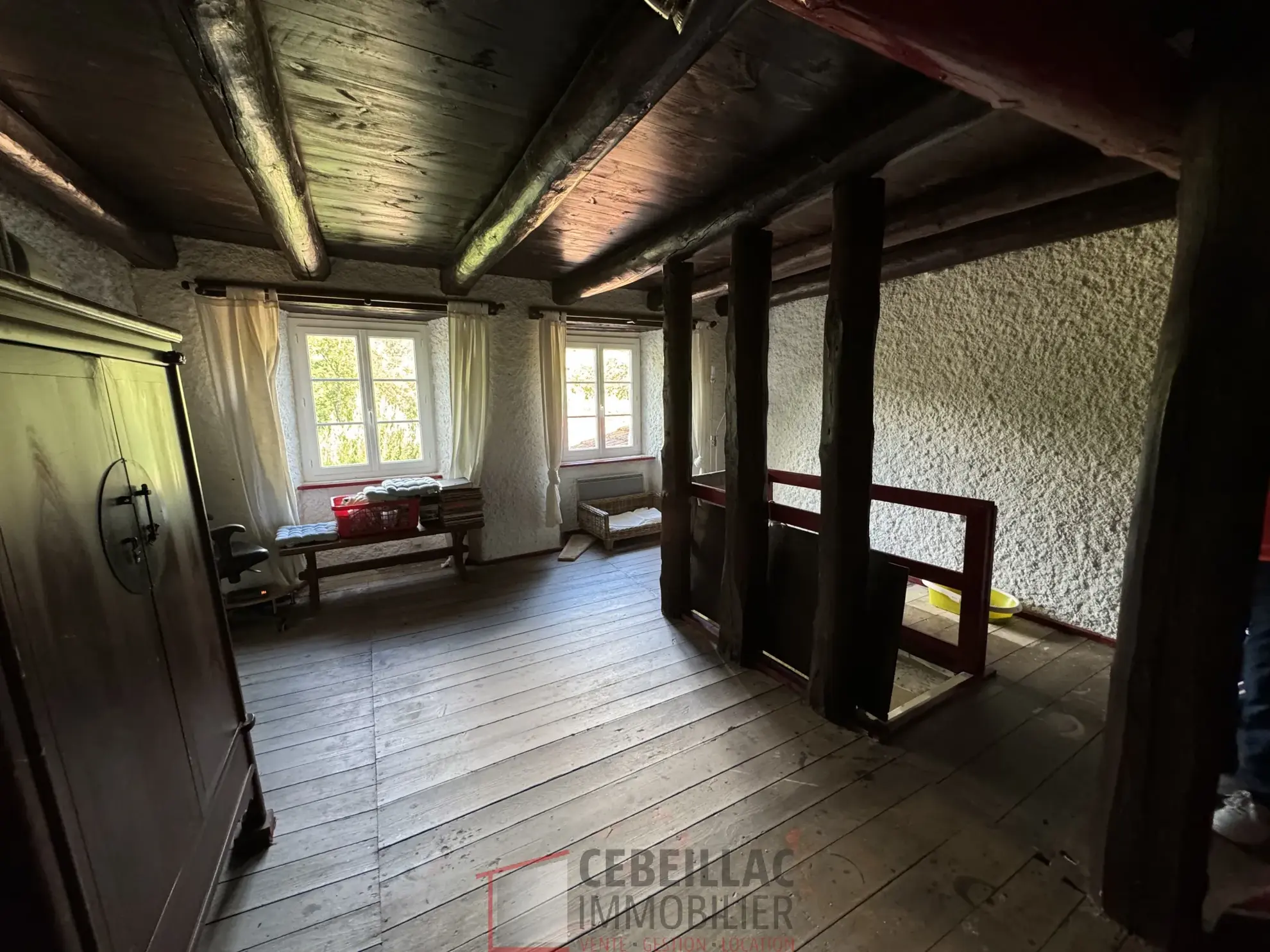 Maison à Joursac avec grand terrain et Cachet traditionnel - 189 000 € 
