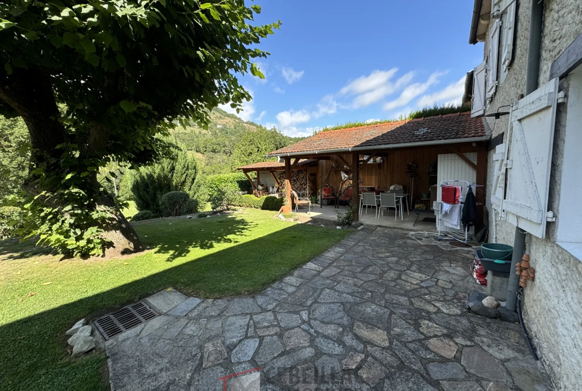 Maison à Joursac avec grand terrain et Cachet traditionnel - 189 000 € 