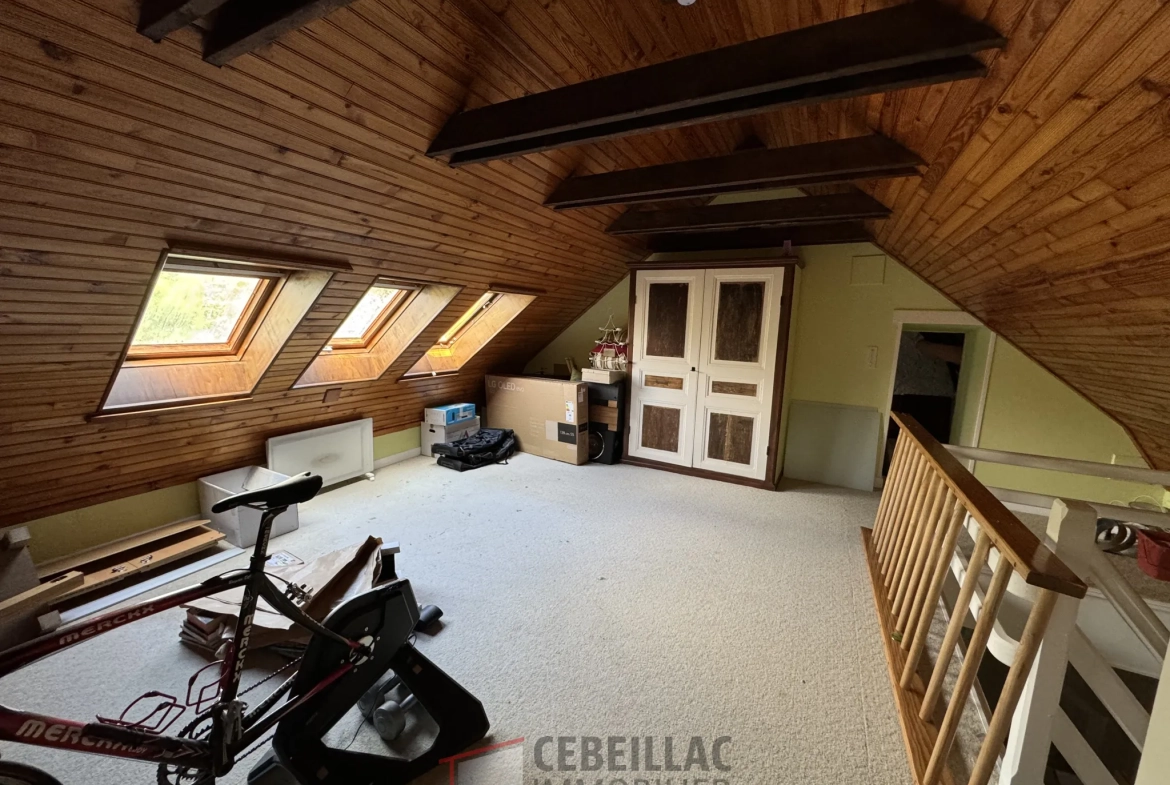 Maison à Joursac avec grand terrain et Cachet traditionnel - 189 000 € 