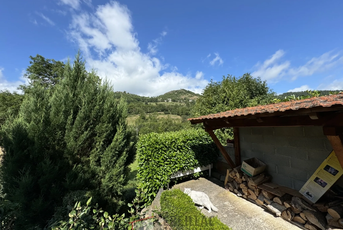 Maison à Joursac avec grand terrain et Cachet traditionnel - 189 000 € 