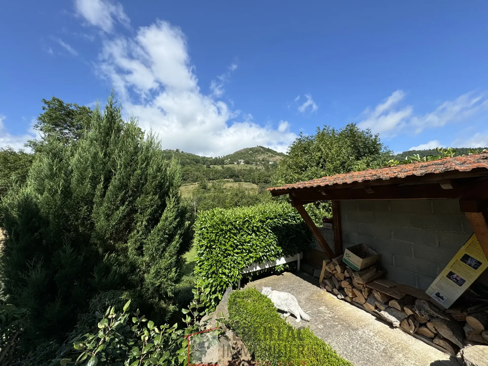 Maison à Joursac avec grand terrain et Cachet traditionnel - 189 000 € 
