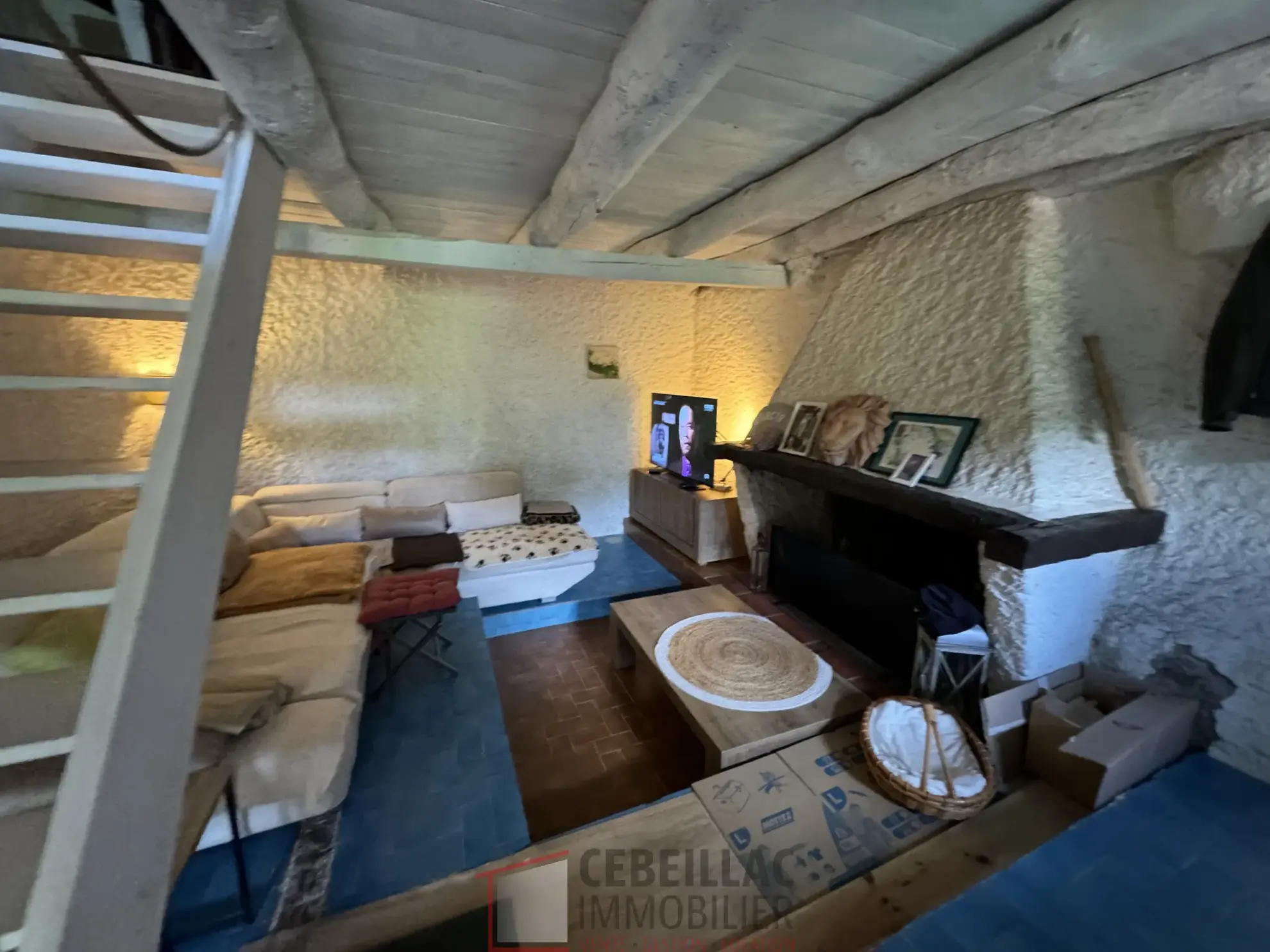 Maison à Joursac avec grand terrain et Cachet traditionnel - 189 000 € 