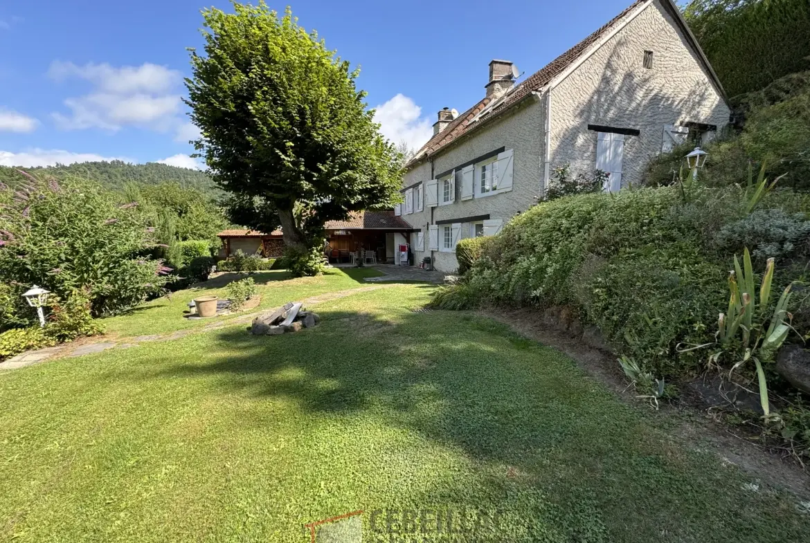 Maison à Joursac avec grand terrain et Cachet traditionnel - 189 000 € 