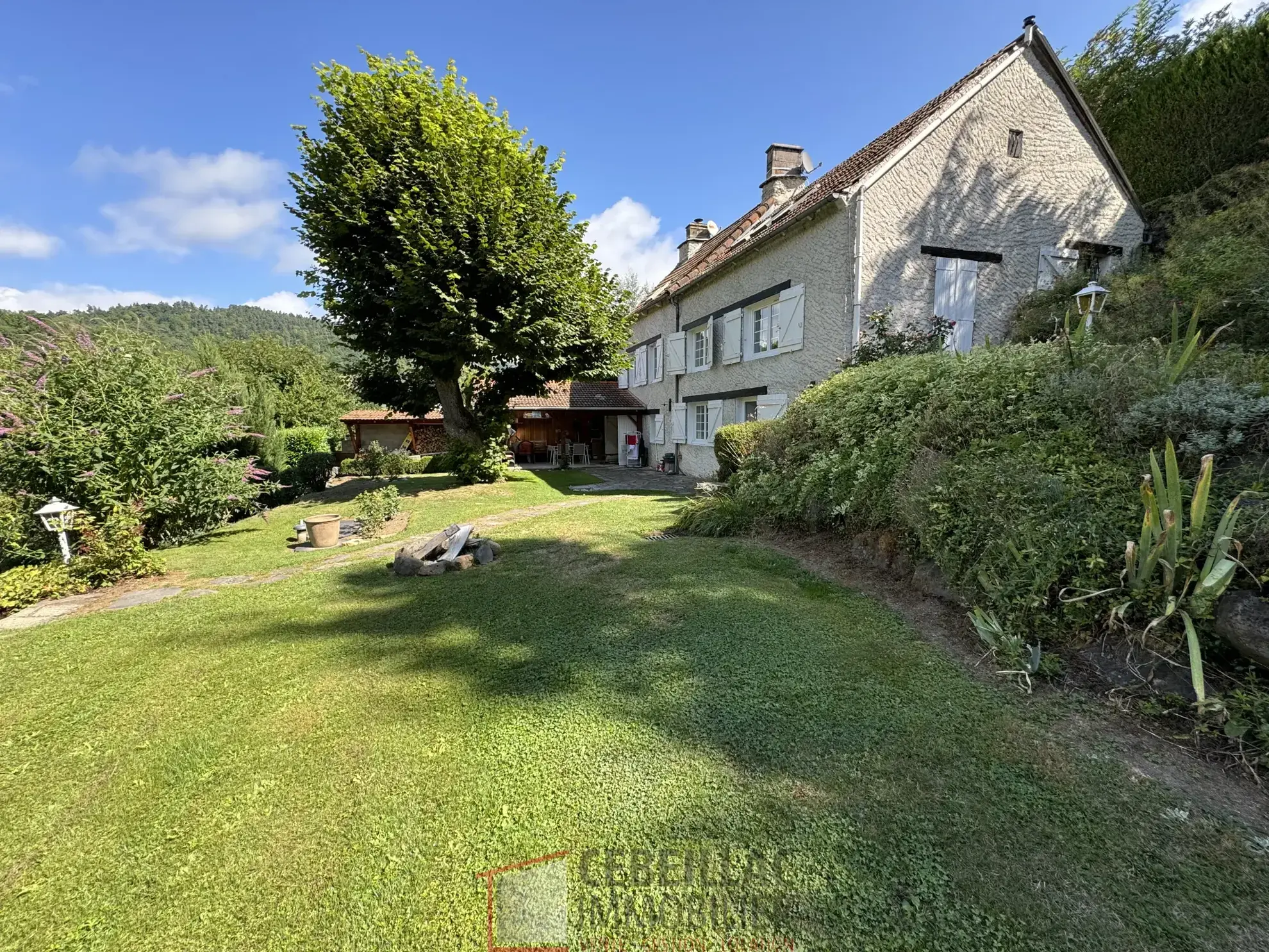 Maison à Joursac avec grand terrain et Cachet traditionnel - 189 000 € 