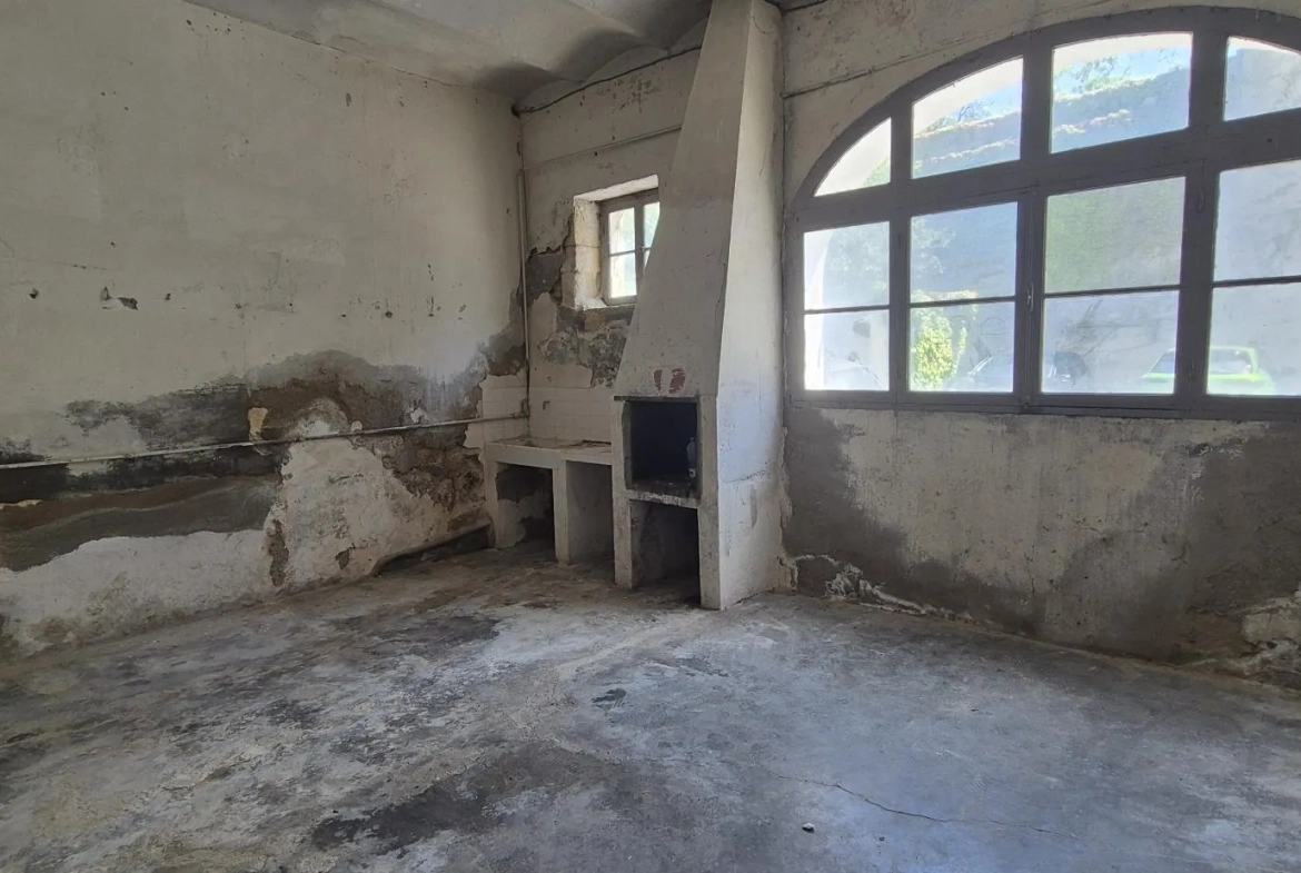 Appartement T2 à Sommieres de 56,13 m² à rénover avec garage et parking 