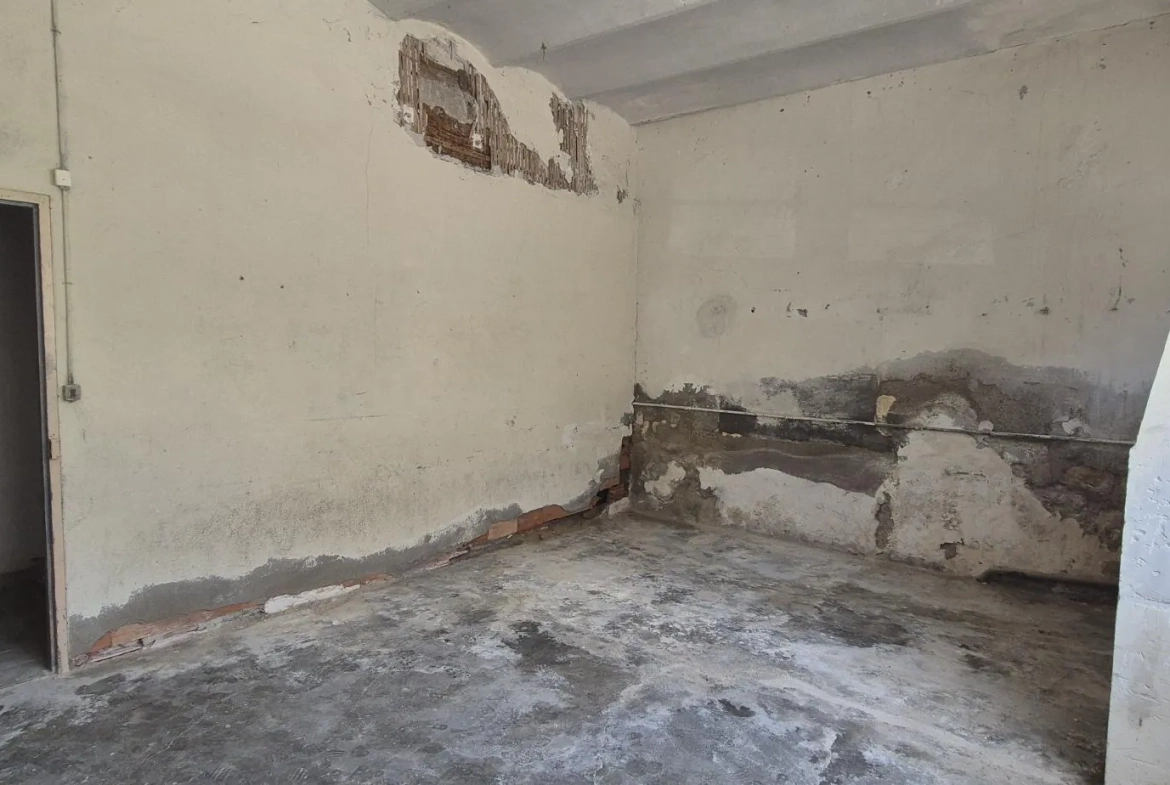 Appartement T2 à Sommieres de 56,13 m² à rénover avec garage et parking 