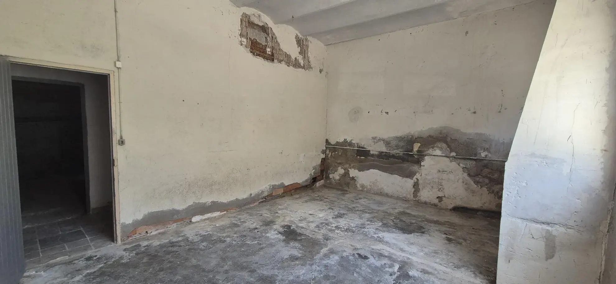 Appartement T2 à Sommieres de 56,13 m² à rénover avec garage et parking 