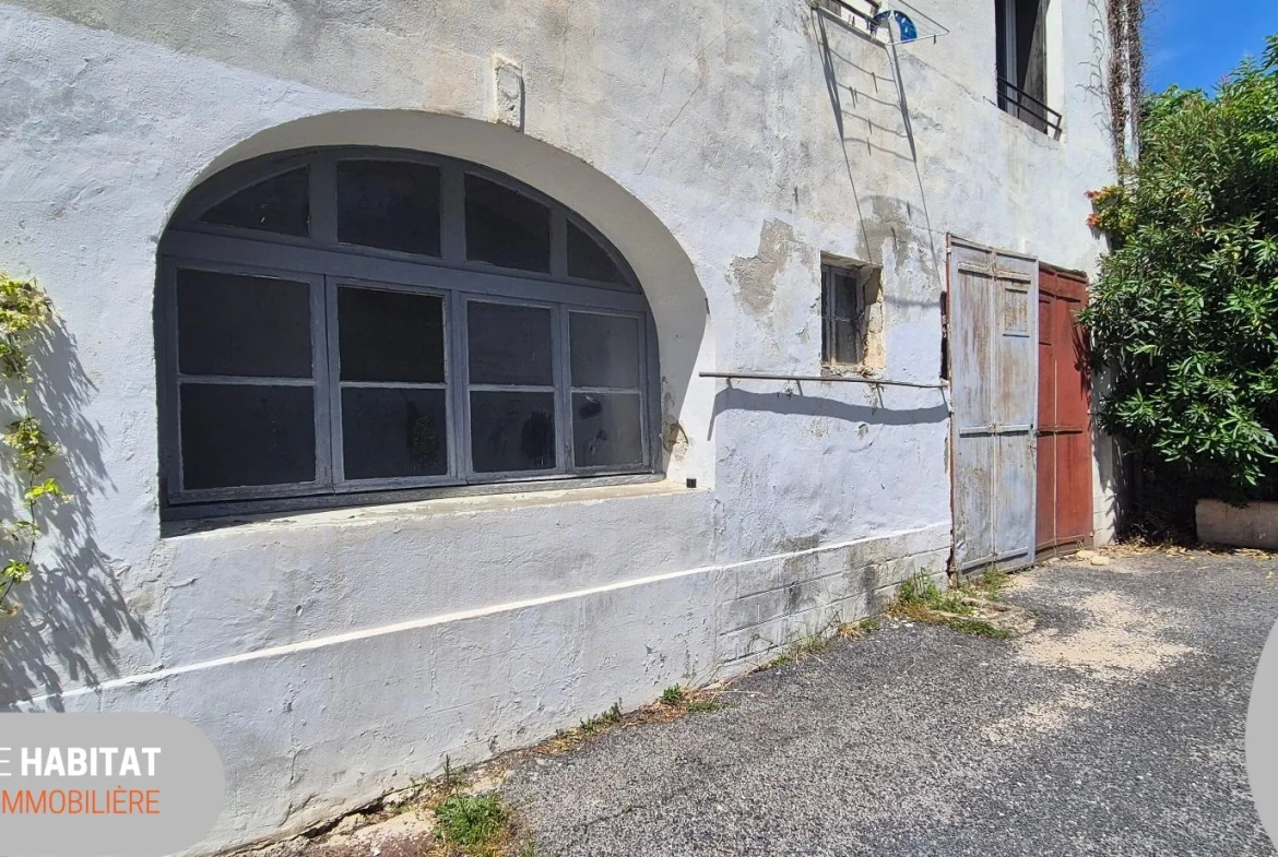 Appartement T2 à Sommieres de 56,13 m² à rénover avec garage et parking 