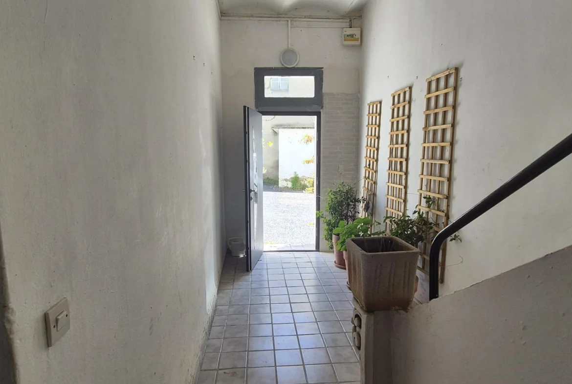 Appartement T2 à Sommieres de 56,13 m² à rénover avec garage et parking 