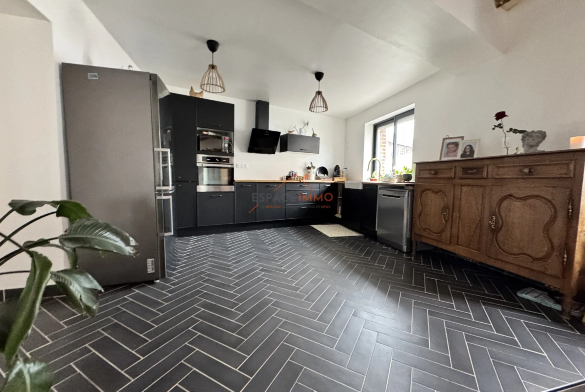 Maison rénovée à Wallers avec 3 chambres, jardin clos et garages - Opportunité à saisir 