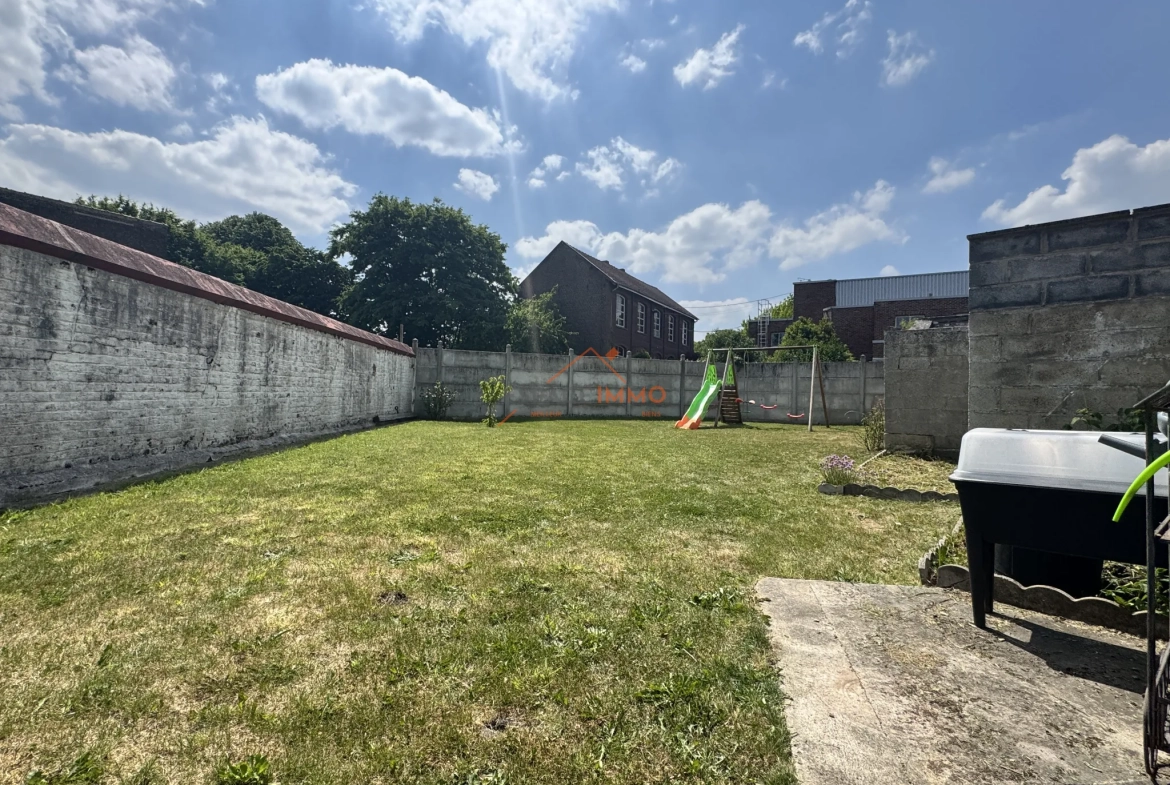 Maison rénovée à Wallers avec 3 chambres, jardin clos et garages - Opportunité à saisir 