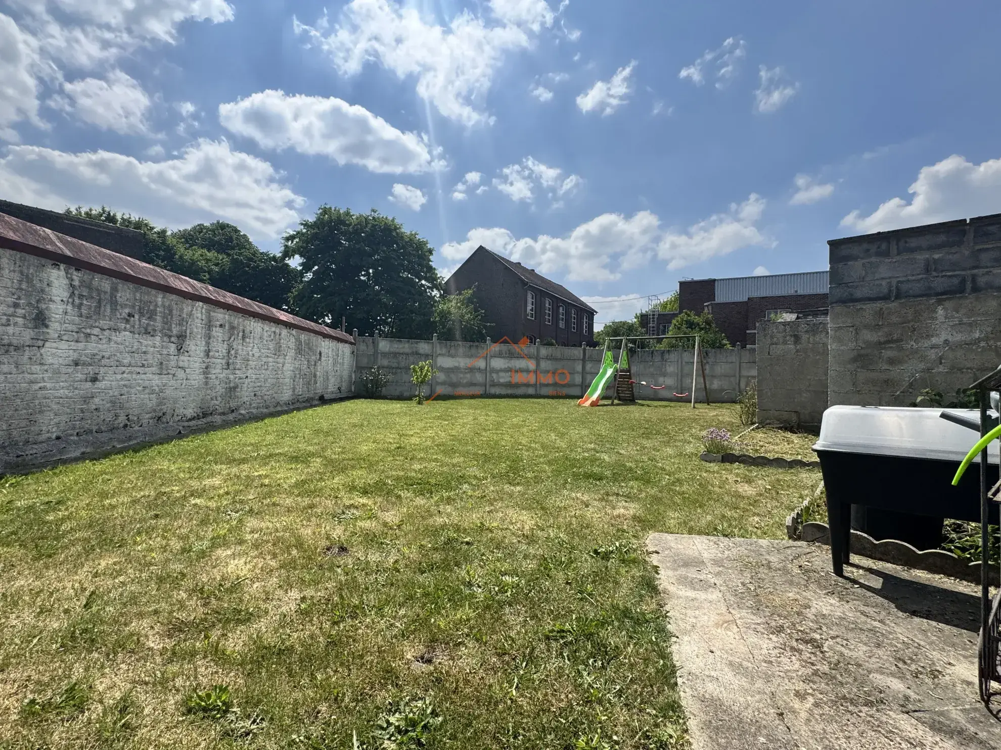 Maison rénovée à Wallers avec 3 chambres, jardin clos et garages - Opportunité à saisir 
