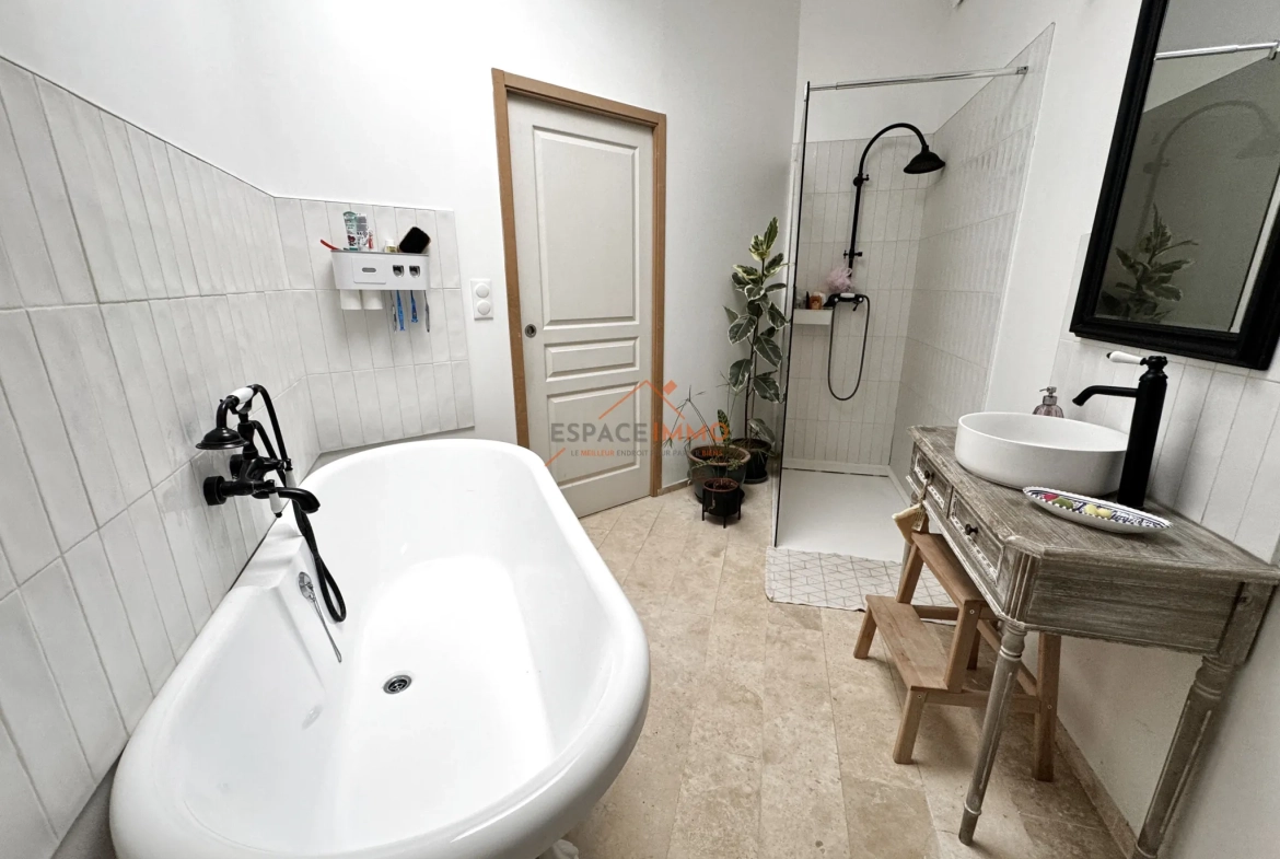 Maison rénovée à Wallers avec 3 chambres, jardin clos et garages - Opportunité à saisir 