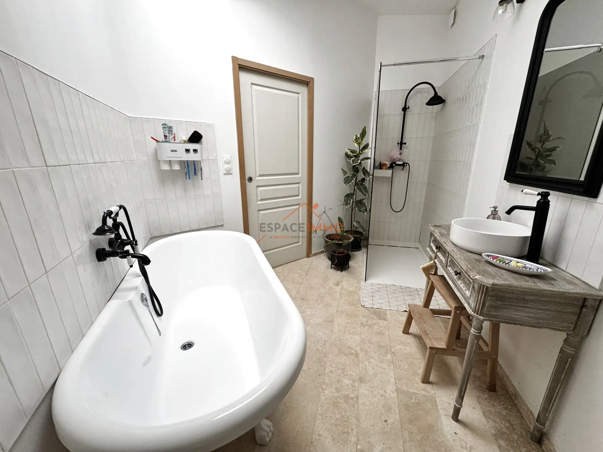 Maison rénovée à Wallers avec 3 chambres, jardin clos et garages - Opportunité à saisir 