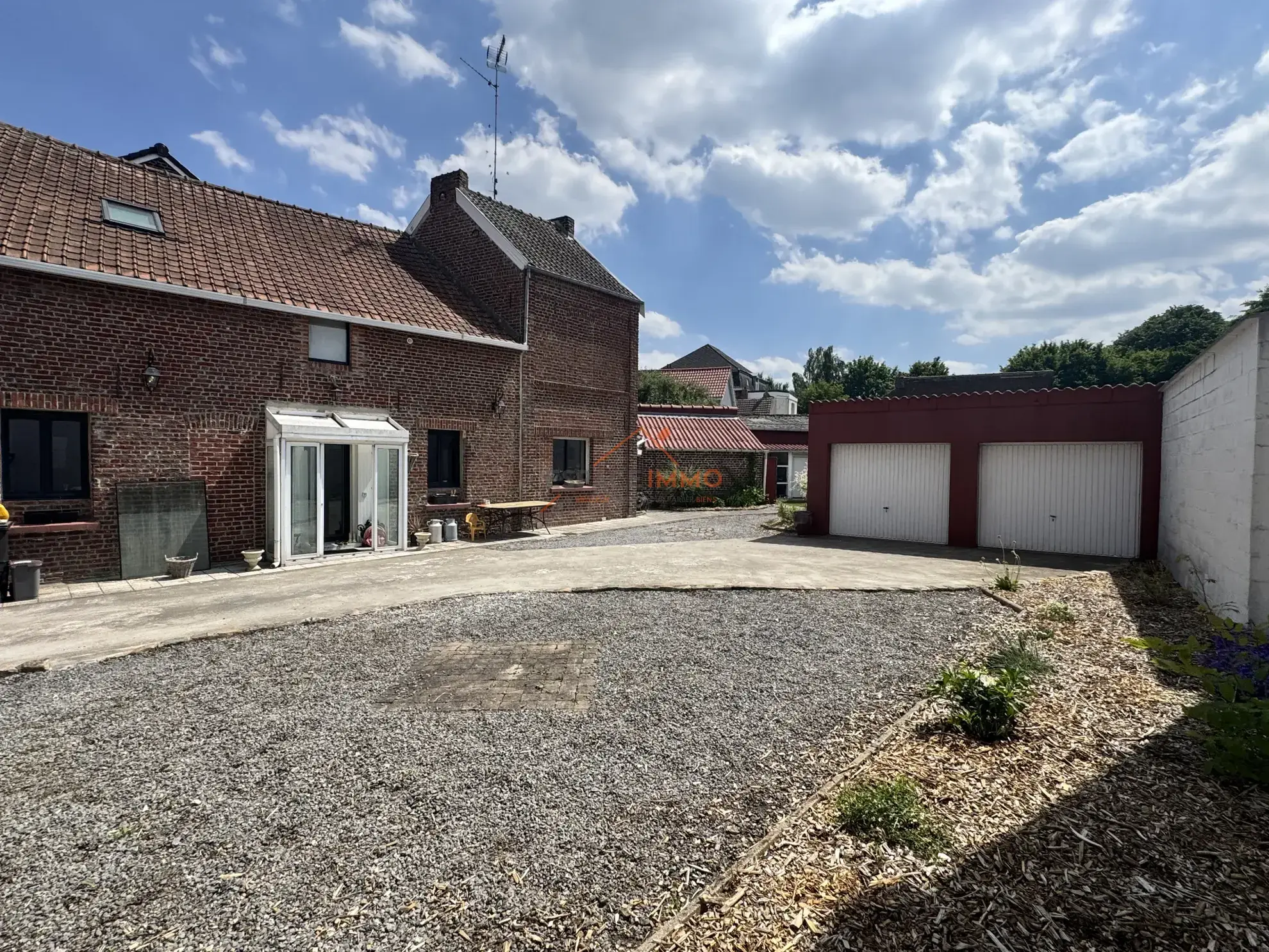 Maison rénovée à Wallers avec 3 chambres, jardin clos et garages - Opportunité à saisir 