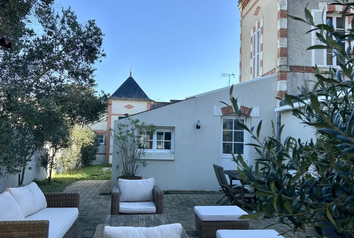 Villa du XIXe siècle avec dépendances et vue océan à Saint-Jean-de-Monts 