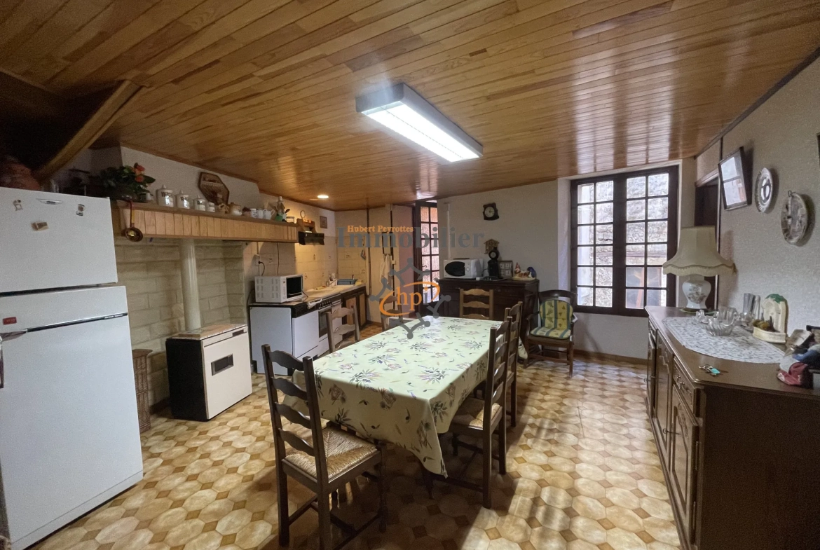 Maison de village en pierres à Brusque, 104 m2 avec balcon et vue sur la rivière 