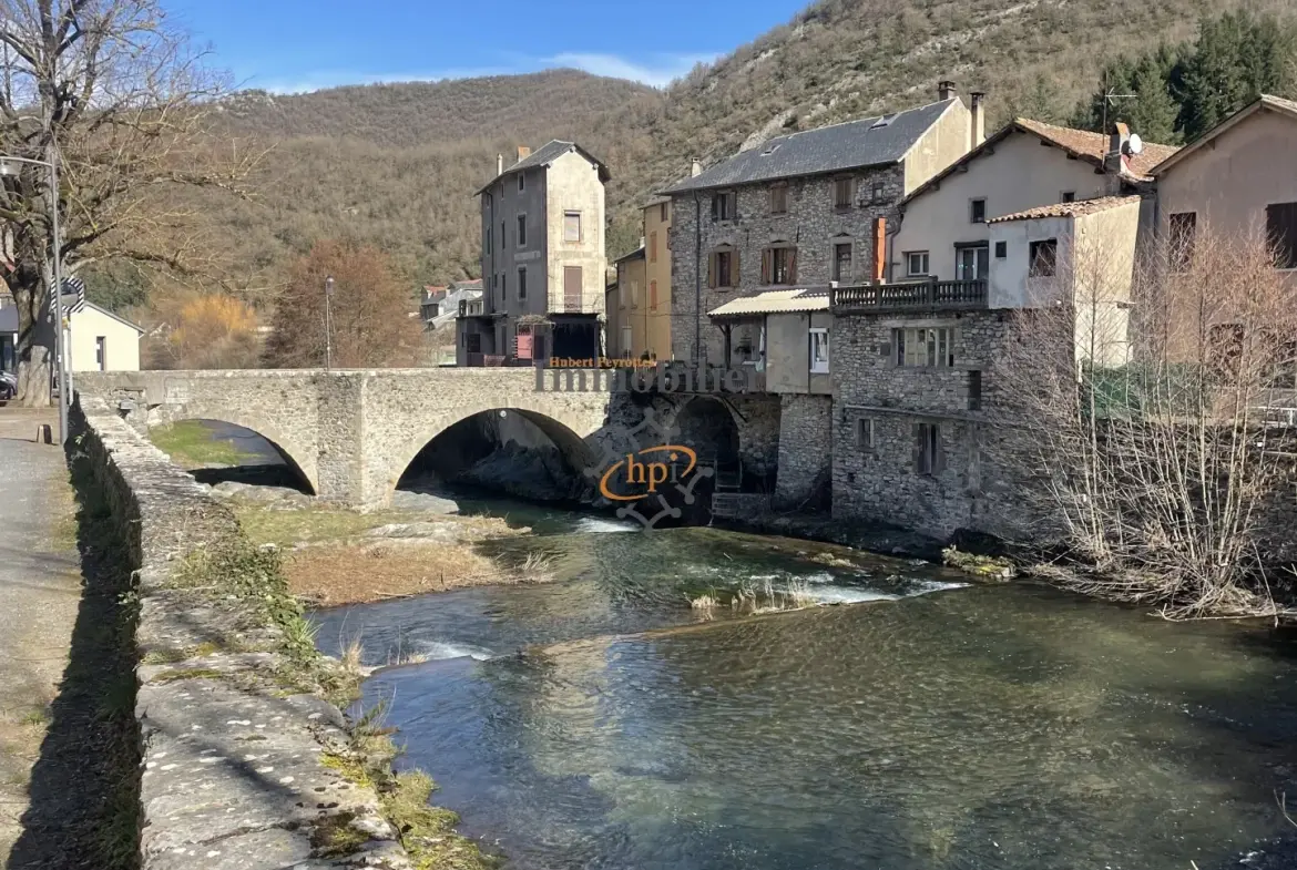 Maison de village en pierres à Brusque, 104 m2 avec balcon et vue sur la rivière 