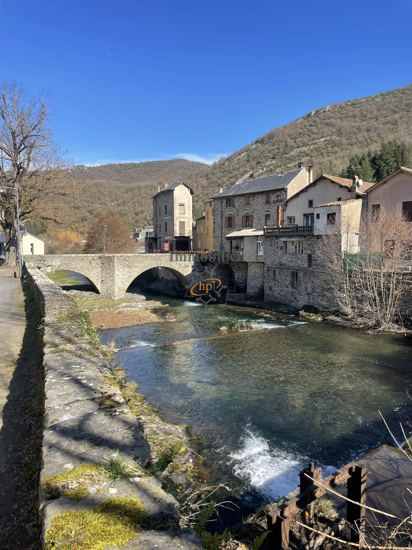 Maison de village en pierres à Brusque, 104 m2 avec balcon et vue sur la rivière 