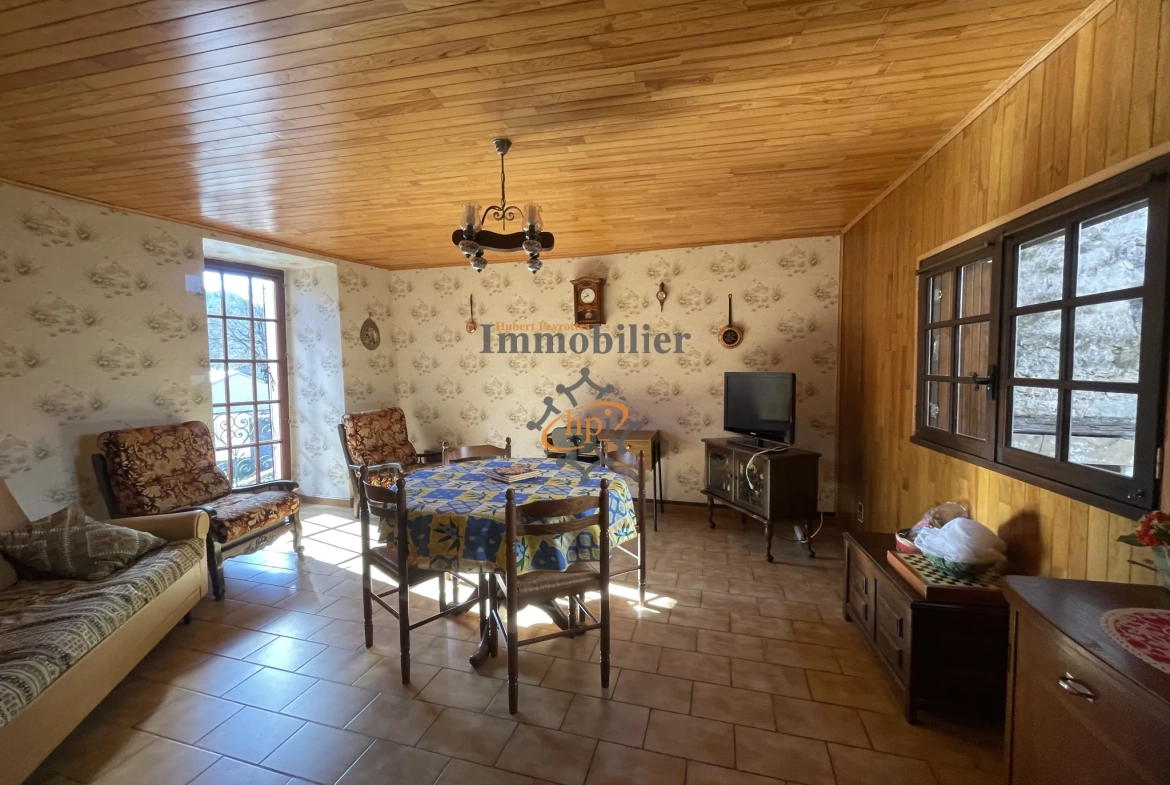 Maison de village en pierres à Brusque, 104 m2 avec balcon et vue sur la rivière 